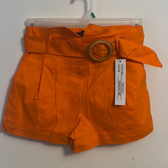 Woman shorts - Picture 1 of 5